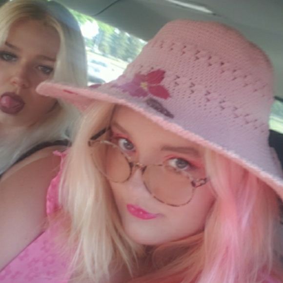 Meet your Posher, Caydence - Picture 1 of 1